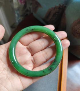 和田玉俄料碧玉5号矿菠菜绿带黑皮